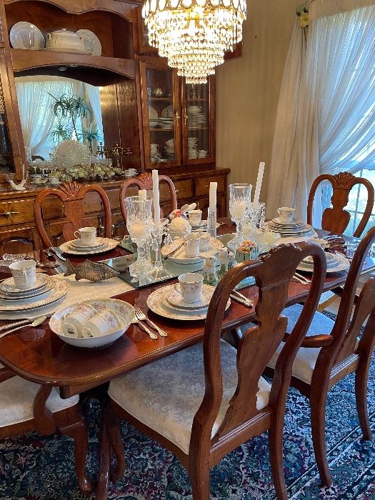 Dining table & 6 chairs