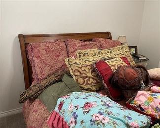 Front bedroom - queen sleigh bed with linens (see previous pic for the unspoiled beauty)