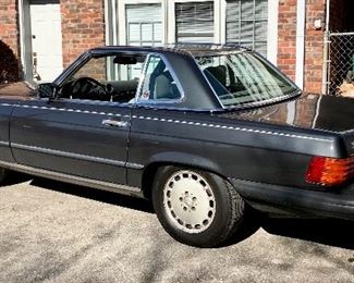 1989 Mercedes 560 SL 5.6 LV8 1 Owner since 1989.  Hard top  w/ stand included.  New soft top in perfect condition. Paint is original factory pearl black.