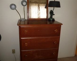 lamps  / mirror / chest of drawers 