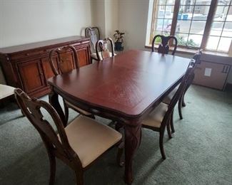 Dining table with 8 chairs, 2 leaves and table protector