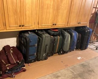 Lots of luggage in good condition