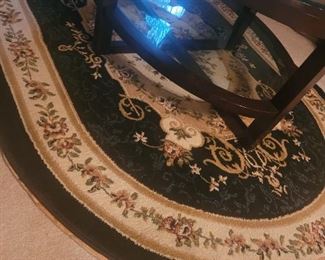 Oval rug under the coffee table