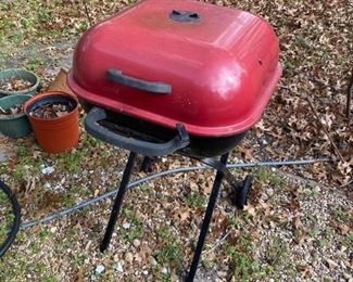 BBQ Grill
Good condition.
Not rusted through.