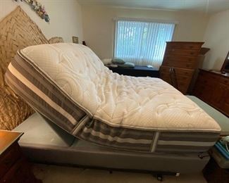 Serta Full/ Double Adjustable Base
BASE ONLY! No mattress
Good working condition 
Only headboard inclines.
Pickup near Westpark & Hwy 6
Must be able to move and load yourself.
