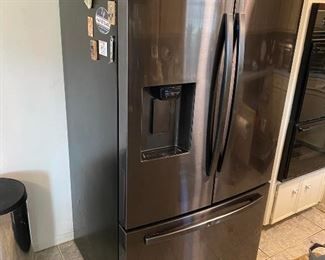 Samsung Refrigerator
Less than 3 years old.
Great working condition.
Some dents on handles
PRICED AS-IS!
3’ across x 32” deep x 68 1/2” tall
Must be able to move and load yourself.
