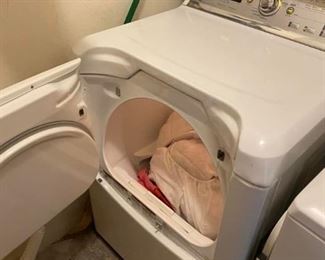 Maytag Bravos XL Electric Dryer
Good working condition.
Must be able to move and load yourself.