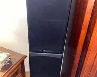 Pioneer Speakers
Price is  for the set
Untested but were working last time they were used.
You are welcome to test them before purchase.
Must be able to move and load yourself.