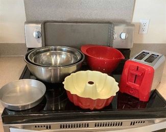 MLC095 Toaster, Mixing Bowls & Bake Ware