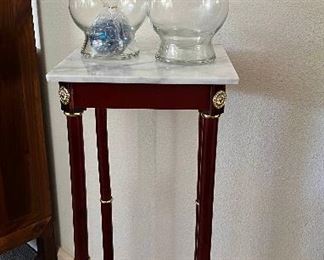 MLC212- Marble Top Pedestal Stand With Glass Vases