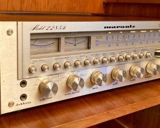 Vintage Marantz Stereophonic Receiver model 2285B