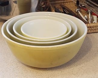 Pyrex Bowl Set