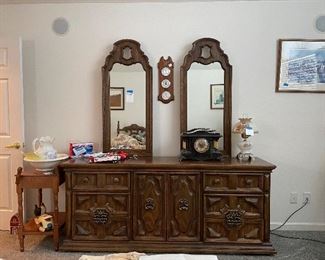 Thomasville double mirrored dresser with queen bed and 2 side tables. 