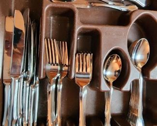 70 piece set pfaltzgraff flatware 