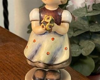 Hummel 257 For Mother Girl holding flowers