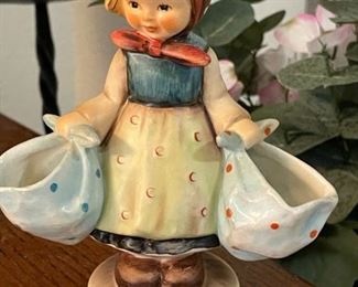 Hummel 175 "Mother's Darling" Girl holding sacks