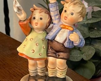 Hummel 153 "Waving Goodbye" 