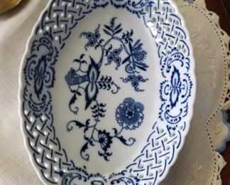 Blue Danube oval bowl, pierced, with handles