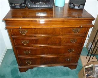 Nice small 4-drawer chest w/pull-out