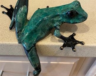 Tim Cotterill frog sculpture.