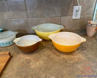 Vintage Pyrex Pieces