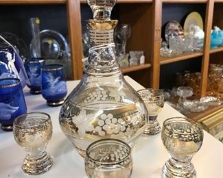 Love this Small Gold and Clear Glass Decanter with 4 cordials.