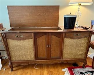 MID CENTURY EMERSON CONSOLE RADIO AND PHONOGRAPH WORK. CABINET IN GOOD CONDITION.