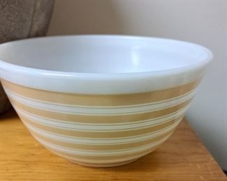 Vintage kitchenware. Pyrex "Sandlewood" mixing bowl