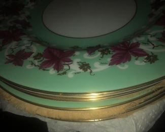 SIDE VIEW OF 22 KT GOLD LEAF FULL VIEW FLORAL DESIGN ROYAL WORCHESTER SIGNATURE IN BONE CHINA MADE IN ENGLAND 12 ANTIQUE DINNER PLATES 10 1/2"