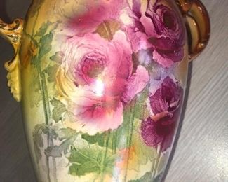 CLOSE UP VIEW OF ROYAL BONN AUSTRIA PORCELAIN VASE URN WITH NOT DAMAGES