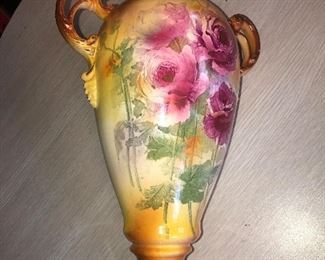 FULL VIEW COLORS OF THIS CLOSE UP VIEW OF ROYAL BONN AUSTRIA PORCELAIN VASE URN WITH NOT DAMAGES
