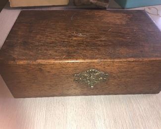 CLOSE UP VIEW OF EXTREMELY RARE ORIGINAL VICTORIAN FERRY SEED COMPANY DETROIT, MICHIGAN OAK SEED KIT WITH BRASS LATCHES