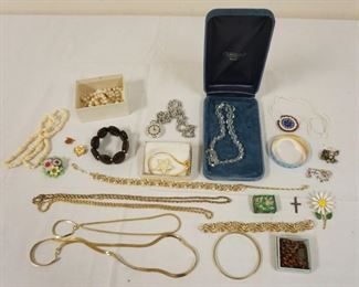 1122	LOT OF ASSORTED COSTUME JEWELRY
