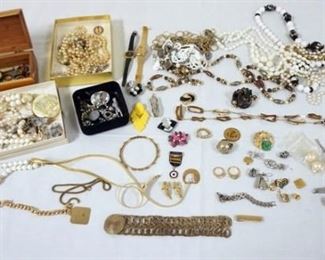 1124	LARGE ASSORTMENT OF COSTUME JEWELRY AND RELATED ITEMS
