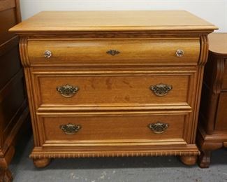 1183	LEXINGTON 3 DRAWER SMALL OAK CHEST, APPROXIMATELY 36 IN X 19 IN X 31 IN H
