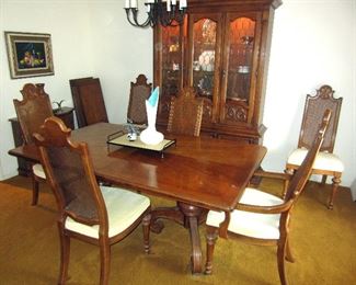 Well made vintage dining set, table has two leaves