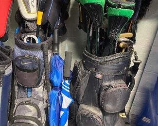 SETS OF CLUBS AND BAGS 