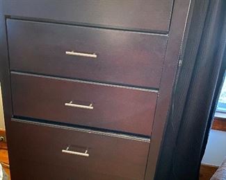 NICE 5 DRAWER WOODEN CHEST. OF DRAWERS 
