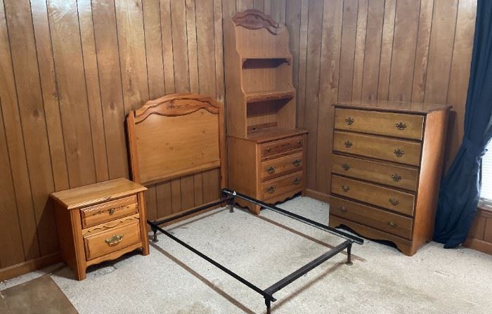 Broyhill Twin Sized Bedroom Set With Extra Dresser