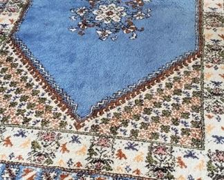 Rug with fringed edges