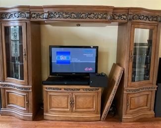 EXPANDABLE ENTERTAINMENT CENTER