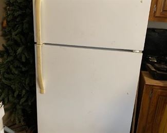 #92	Kenmore 21cu Refrigerator (no icemaker) w/wire shelves	 $100.00 
