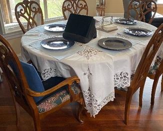 Dining room set: table and 6 chairs.