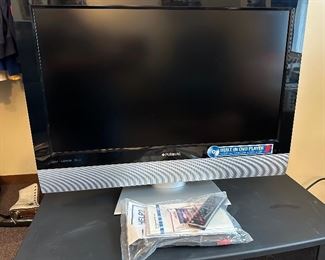 32" Polaroid TV w/Built in DVD Player HD Widescreen LCD