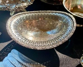 Barker-Ellis silverplate born-born pedestal bowl
