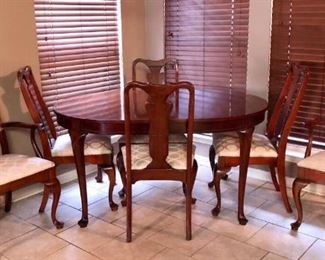 03 Queen Anne Style Table With 6 Chairs 2 Leafs