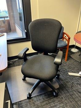 $125 USD      Black Telescoping Office Chair RC122-41      Description: Work in all-day comfort in this black swivel chair with adjustable height. Featuring a thickly cushioned seat and a back contoured for maximum comfort, the chair is a great addition to any office area. Plus, since the seat and back adjust in height, you can be sure that it accommodates virtually any user.

Dimensions: 25 x 24 x 38-42 in telescoping (dimensions approx.)

Condition: In very good condition with only very minor signs of wear to be expected with use and age. 

Location: Local pick up during business hours Beaverton, OR 97008. 6th floor suite with elevator access. Contact us for shipper suggestions.     https://goodbyhello.com/products/copy-of-grey-fabric-telescoping-office-chair-rc122-40?_pos=1&_sid=16455e41b&_ss=r