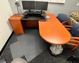 $500 USD      HON Laminate Executive Desk w Rounded Right Return RC122-36       Description:  The HON desk collection brings you excellent value for your office furniture dollar. This 42"W non-handed credenza shell houses a left side 2 drawer filing cabinet and  is combined with a 66" rounded return shell with built in single drawer to create an L-workstation.  Laminate color is a light cherry. 

Dimensions:

Main Desk 42 x 24 x 29 w 2 drawer filing cabinet
Right Return 66 x 30 x 29
Location: Local pick up SW Portland, Oregon. Shipping suggestions available upon request. 

Condition: In excellent condition with only very minor signs of wear commensurate of light use.      https://goodbyhello.com/products/copy-of-hon-3-part-desk-rc122-9?_pos=20&_sid=16455e41b&_ss=r