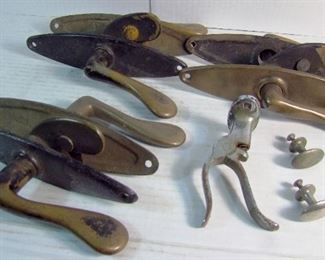 Lot 88   6 pieces 1920's Heavy Brass Ship Door Handles for water tight hatch doors, includes Oar clamp and 2 cabinet knobs, various sizes.  Condition:  Wear from use. 