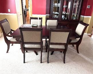 50% OFF - Stunning Bassett   dining room table w/2 leaves ,  6 chairs  and pads - 68”L x 44” W  leaves 18” ea.  perfect condition 